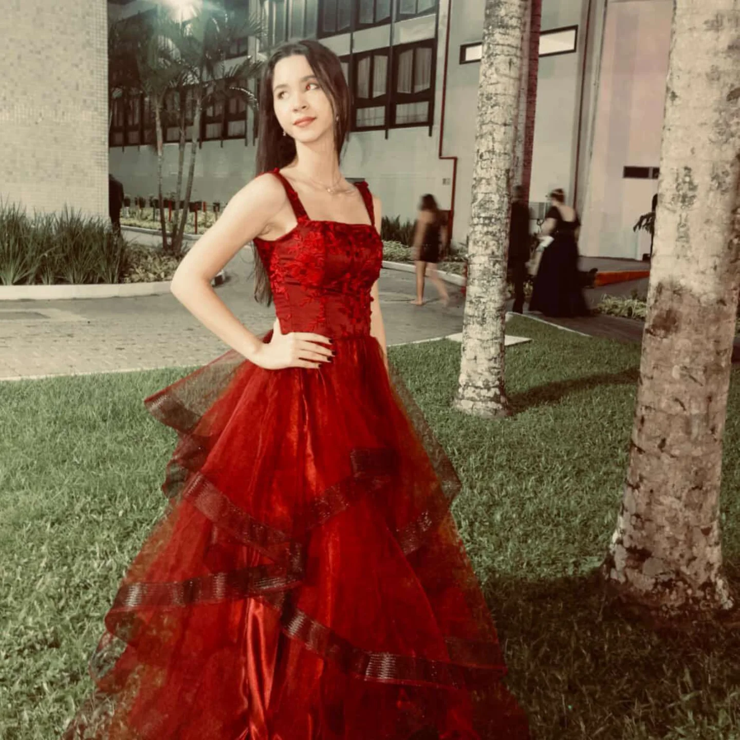 Vestido de debutante vermelho com camadas de tule